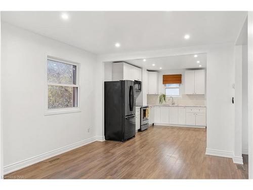 102 Pine Street S, Thorold, ON - Indoor Photo Showing Kitchen