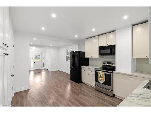 102 Pine Street S, Thorold, ON - Indoor Photo Showing Kitchen