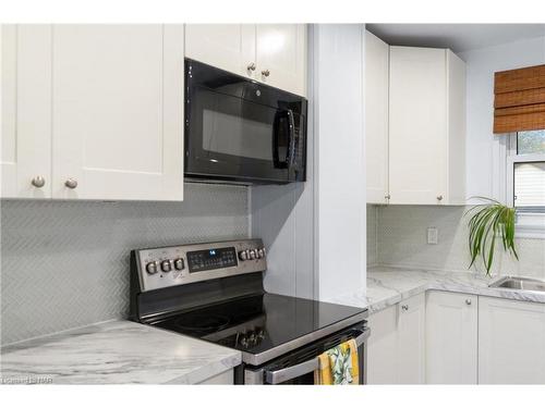 102 Pine Street S, Thorold, ON - Indoor Photo Showing Kitchen With Upgraded Kitchen