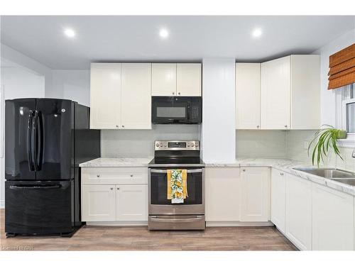 102 Pine Street S, Thorold, ON - Indoor Photo Showing Kitchen With Double Sink