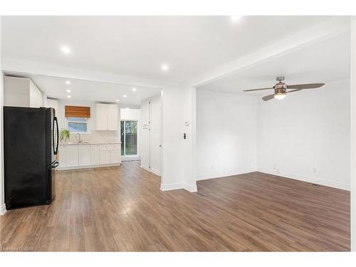 102 Pine Street S, Thorold, ON - Indoor Photo Showing Kitchen