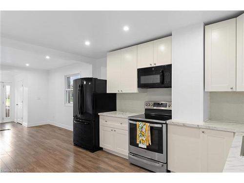 102 Pine Street S, Thorold, ON - Indoor Photo Showing Kitchen