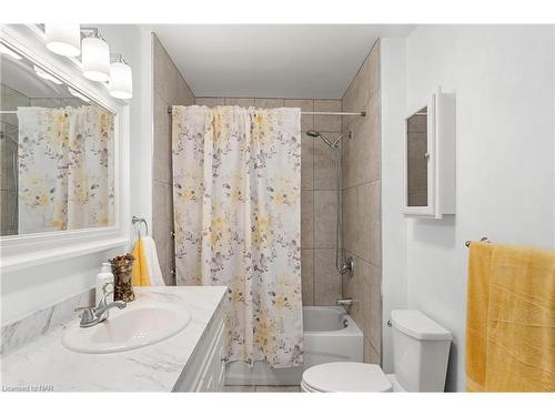 102 Pine Street S, Thorold, ON - Indoor Photo Showing Bathroom