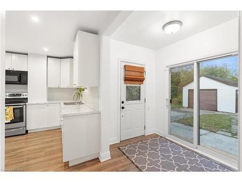 102 Pine Street S, Thorold, ON - Indoor Photo Showing Kitchen