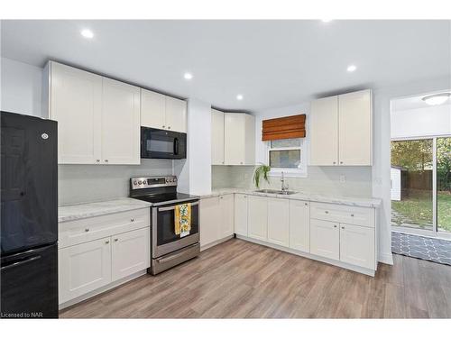 102 Pine Street S, Thorold, ON - Indoor Photo Showing Kitchen