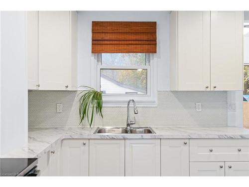 102 Pine Street S, Thorold, ON - Indoor Photo Showing Kitchen With Double Sink With Upgraded Kitchen