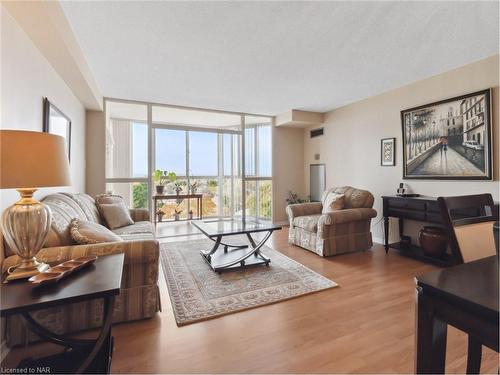 802-162 Martindale Road, St. Catharines, ON - Indoor Photo Showing Living Room