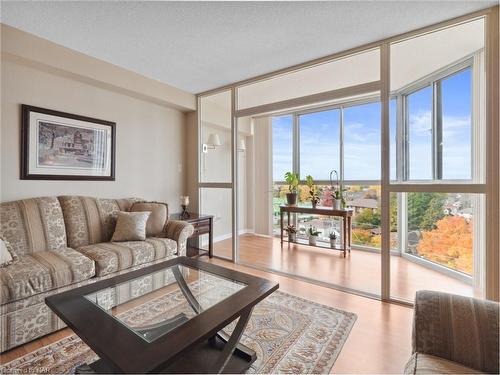 802-162 Martindale Road, St. Catharines, ON - Indoor Photo Showing Living Room