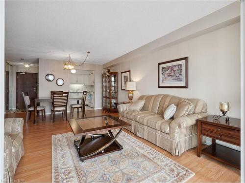 802-162 Martindale Road, St. Catharines, ON - Indoor Photo Showing Living Room