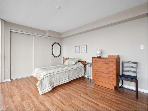 802-162 Martindale Road, St. Catharines, ON - Indoor Photo Showing Bedroom