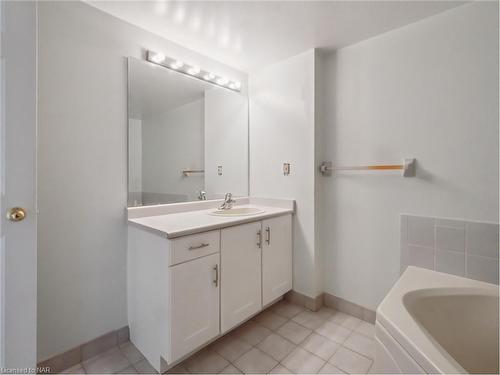 802-162 Martindale Road, St. Catharines, ON - Indoor Photo Showing Bathroom