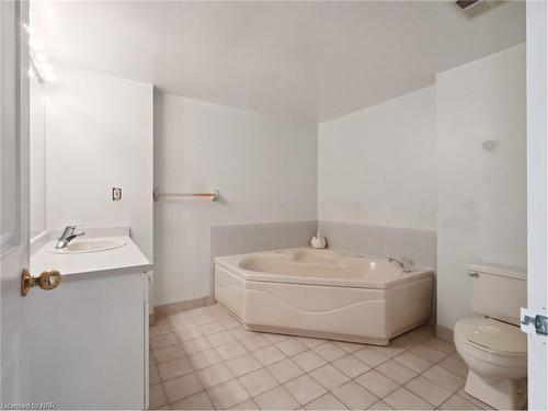 802-162 Martindale Road, St. Catharines, ON - Indoor Photo Showing Bathroom