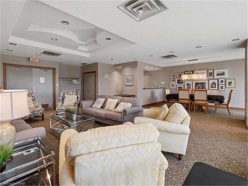 802-162 Martindale Road, St. Catharines, ON - Indoor Photo Showing Living Room