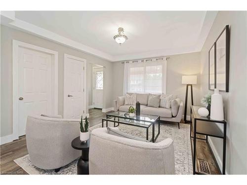 13 Herrick Avenue, St. Catharines, ON - Indoor Photo Showing Living Room