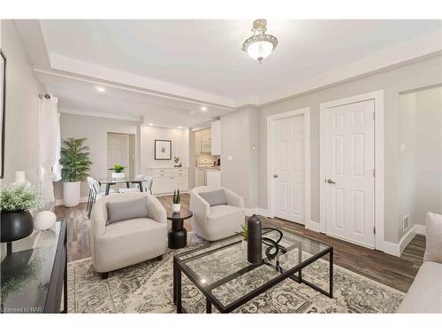 13 Herrick Avenue, St. Catharines, ON - Indoor Photo Showing Living Room