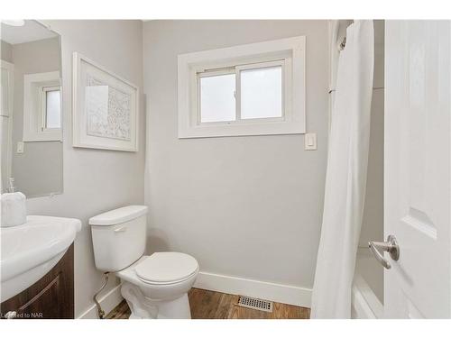 13 Herrick Avenue, St. Catharines, ON - Indoor Photo Showing Bathroom