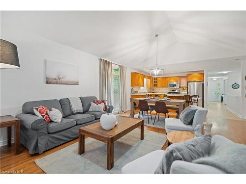 1-605 Welland Avenue, St. Catharines, ON - Indoor Photo Showing Living Room