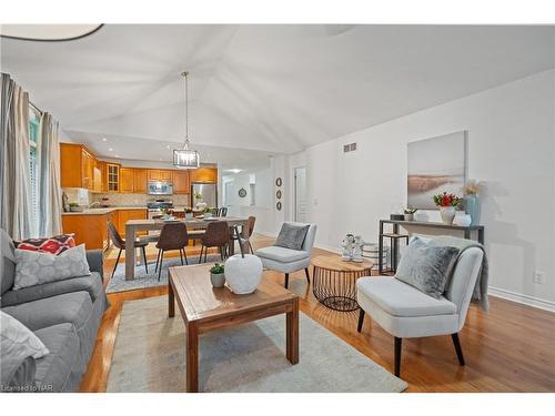 1-605 Welland Avenue, St. Catharines, ON - Indoor Photo Showing Living Room