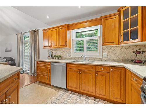 1-605 Welland Avenue, St. Catharines, ON - Indoor Photo Showing Kitchen With Double Sink