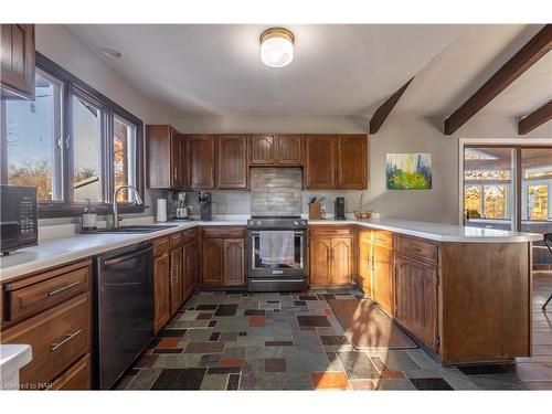 417 Highway 140 Highway, Welland, ON - Indoor Photo Showing Kitchen