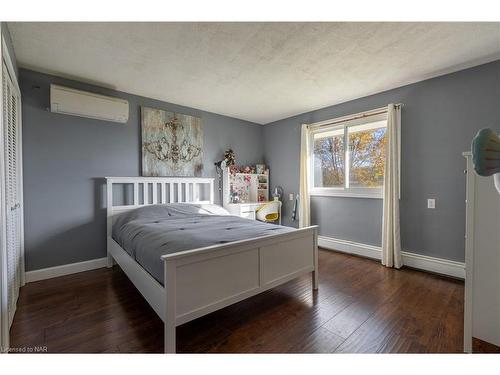 417 Highway 140 Highway, Welland, ON - Indoor Photo Showing Bedroom