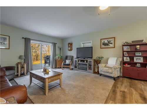 417 Highway 140 Highway, Welland, ON - Indoor Photo Showing Living Room