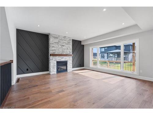 7346 Sherrilee Crescent, Niagara Falls, ON - Indoor Photo Showing Living Room With Fireplace