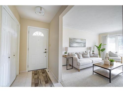 10 Noelle Drive, St. Catharines, ON - Indoor Photo Showing Living Room