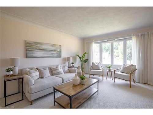 10 Noelle Drive, St. Catharines, ON - Indoor Photo Showing Living Room