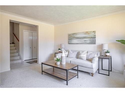 10 Noelle Drive, St. Catharines, ON - Indoor Photo Showing Living Room