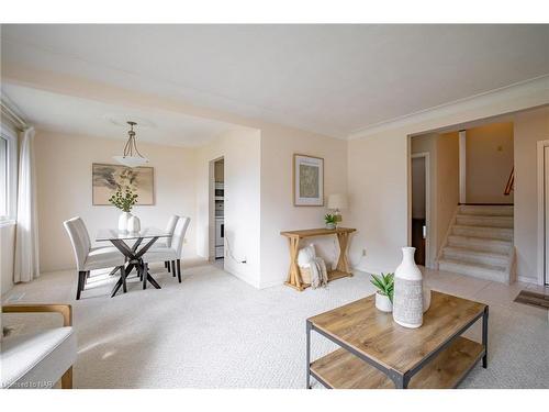 10 Noelle Drive, St. Catharines, ON - Indoor Photo Showing Living Room