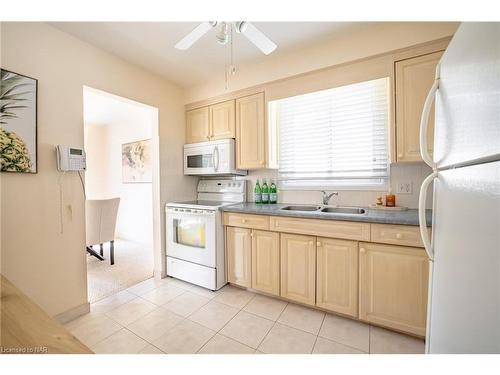 10 Noelle Drive, St. Catharines, ON - Indoor Photo Showing Kitchen With Double Sink