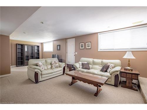 10 Noelle Drive, St. Catharines, ON - Indoor Photo Showing Living Room