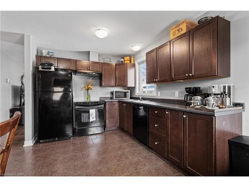 423 Deere Street Street, Welland, ON - Indoor Photo Showing Kitchen