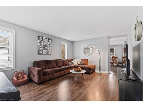 423 Deere Street Street, Welland, ON - Indoor Photo Showing Living Room