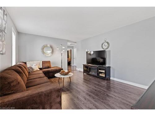 423 Deere Street Street, Welland, ON - Indoor Photo Showing Living Room