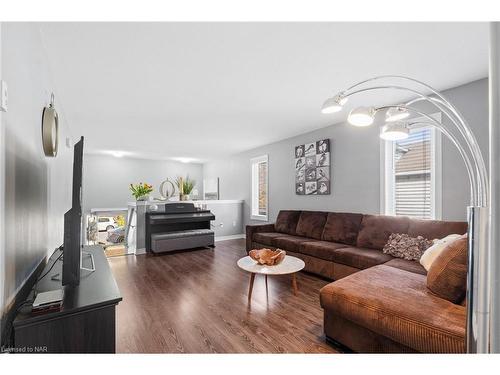 423 Deere Street Street, Welland, ON - Indoor Photo Showing Living Room