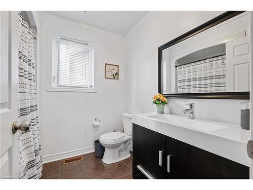 423 Deere Street Street, Welland, ON - Indoor Photo Showing Bathroom