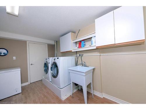 15 Oak Drive, Niagara-On-The-Lake, ON - Indoor Photo Showing Laundry Room