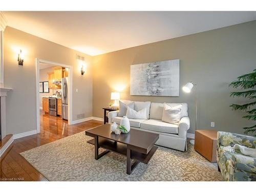 8-27 Parnell Road, St. Catharines, ON - Indoor Photo Showing Living Room