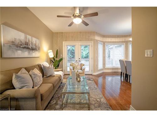 8-27 Parnell Road, St. Catharines, ON - Indoor Photo Showing Living Room