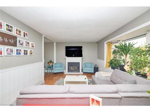 3283 Kenwood Court, Niagara Falls, ON - Indoor Photo Showing Living Room With Fireplace