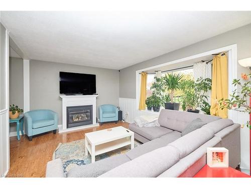 3283 Kenwood Court, Niagara Falls, ON - Indoor Photo Showing Living Room With Fireplace