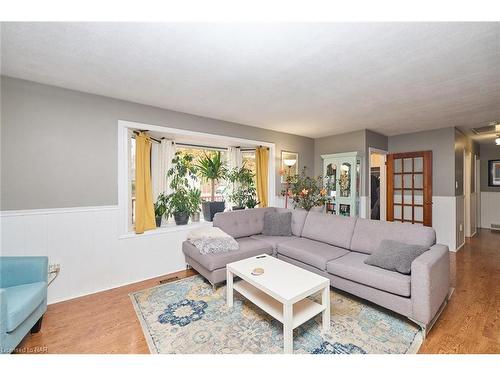 3283 Kenwood Court, Niagara Falls, ON - Indoor Photo Showing Living Room