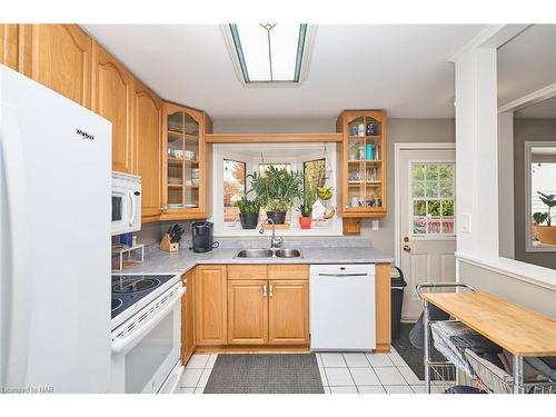 3283 Kenwood Court, Niagara Falls, ON - Indoor Photo Showing Kitchen With Double Sink