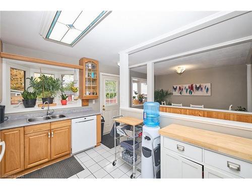 3283 Kenwood Court, Niagara Falls, ON - Indoor Photo Showing Kitchen With Double Sink