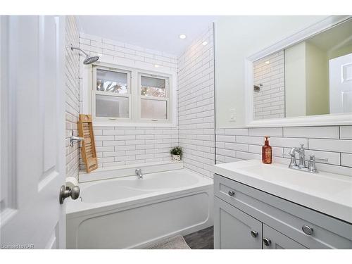 3283 Kenwood Court, Niagara Falls, ON - Indoor Photo Showing Bathroom