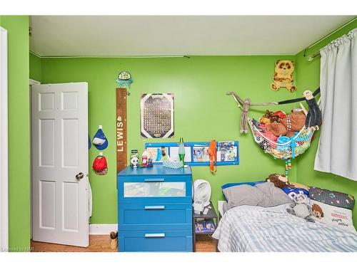 3283 Kenwood Court, Niagara Falls, ON - Indoor Photo Showing Bedroom