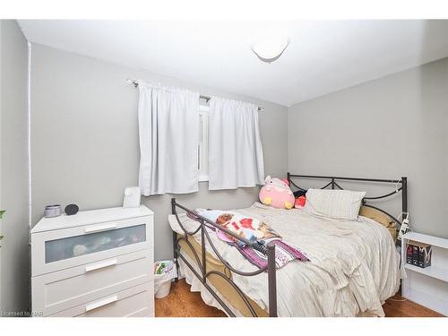 3283 Kenwood Court, Niagara Falls, ON - Indoor Photo Showing Bedroom