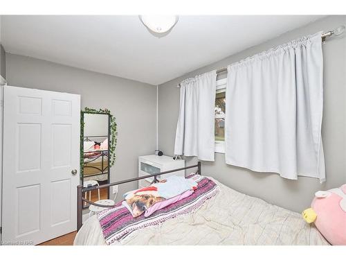 3283 Kenwood Court, Niagara Falls, ON - Indoor Photo Showing Bedroom